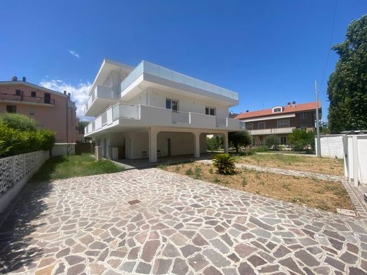 Luxury House for sale in Montesilvano, 730 000 €, Photo 1