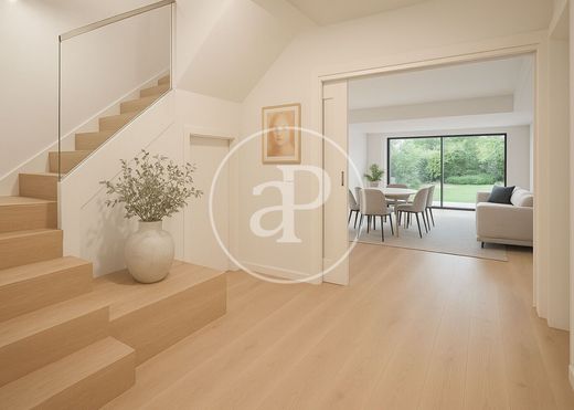 Luxury House for sale in Aravaca, 1 850 000 €, Photo 1