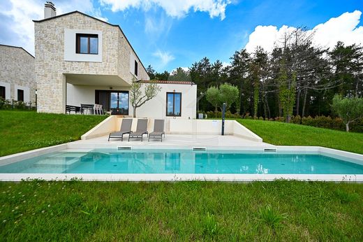 Maison de luxe à vendre à Porec, 650 000 €, Photo 1