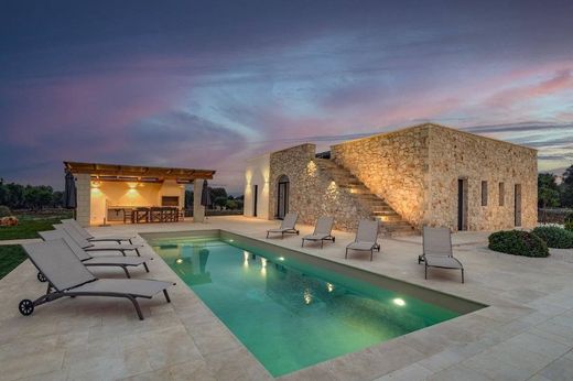 Luxury House for sale in Ostuni, 1 150 000 €, Photo 1
