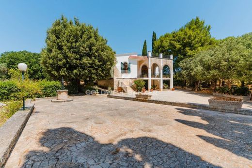 Luxury House for sale in Ostuni, 680 000 €, Photo 1