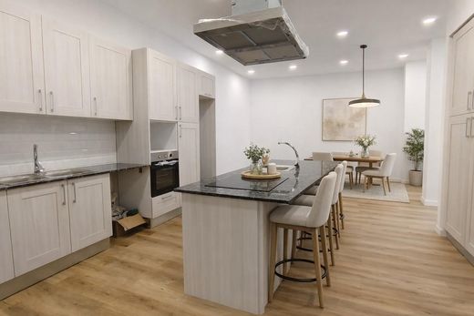 Luxury Apartment for sale in Girona, 407 000 €, Photo 1