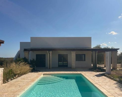 Luxury House for sale in Ostuni, 695 000 €, Photo 1