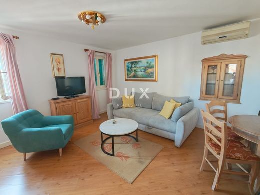 Luxury Apartment for sale in Rovinj, 623 400 €, Photo 1