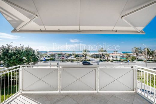 Luxury Apartment for sale in Pietrasanta, 1 700 000 €, Photo 1