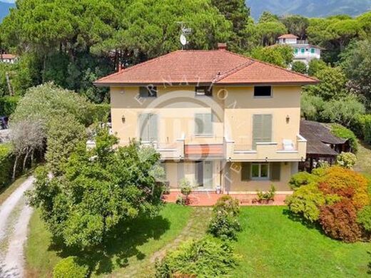 Luxury House for sale in Massa, 2 400 000 €, Photo 1