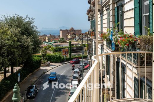 Luxury Apartment for sale in Naples, 670 000 €, Photo 2
