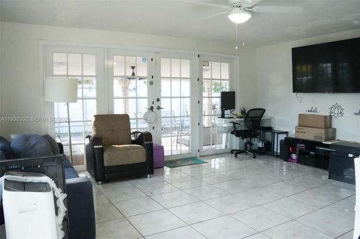 Luxury House for sale in Miami Heights Trailer Park, 596 610 €, Photo 3