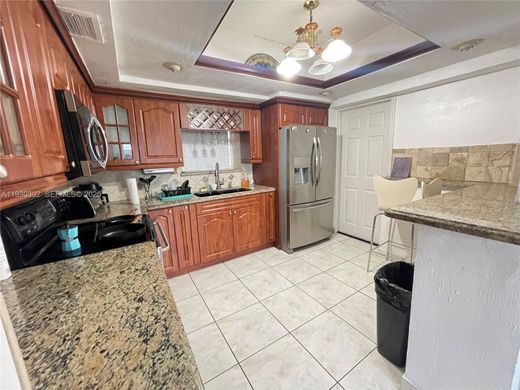 Luxury House for sale in Miami Heights Trailer Park, 596 610 €, Photo 7