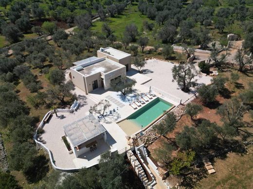 Luxury House for sale in Ostuni, 850 000 €, Photo 1