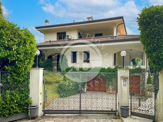 Luxury House for sale in Como, 3 700 000 €, Photo 1