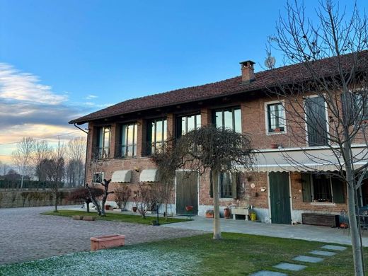 Luxury House for sale in Savigliano, 650 000 €, Photo 1