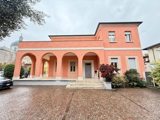 Luxury House for sale in Montichiari, 690 000 €, Photo 1