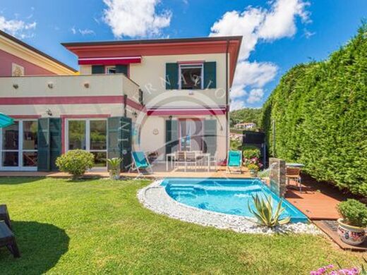 Luxury House for sale in La Spezia, 740 000 €, Photo 1