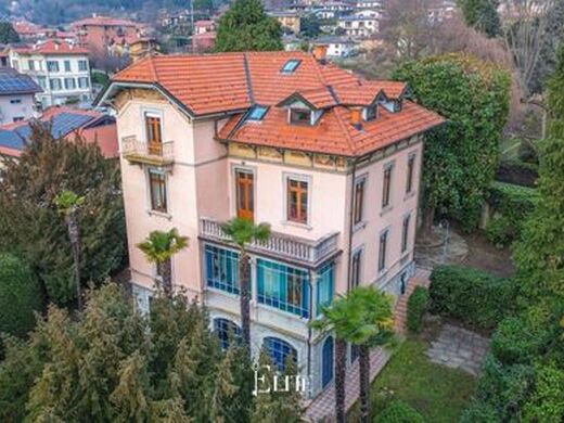 Luxury House for sale in Gavirate, 940 000 €, Photo 1