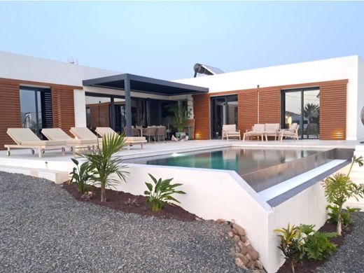 Luxury House for sale in La Oliva, 1 100 000 €, Photo 1