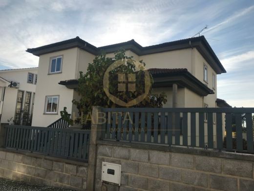 Luxury House for sale in Viseu, 650 000 €, Photo 1