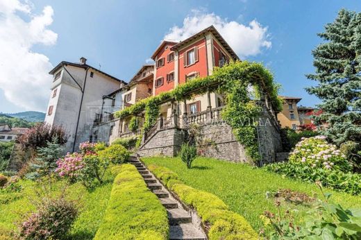 Luxury House for sale in Schignano, 460 000 €, Photo 1