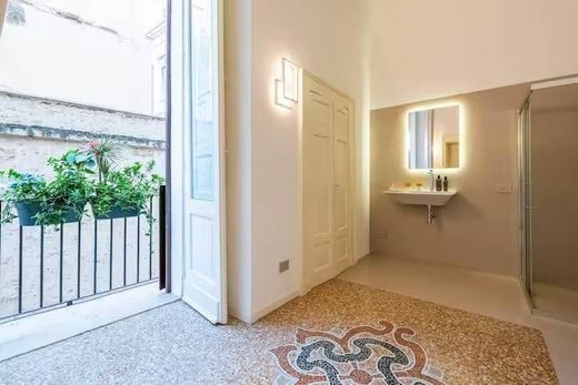 Luxury Apartment for sale in Bari, 695 000 €, Photo 1
