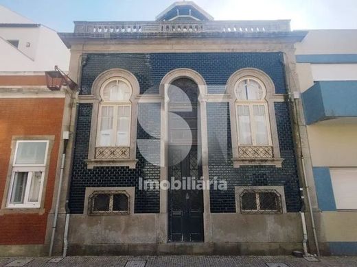 Luxury House for sale in Aver-O-Mar, 552 000 €, Photo 1