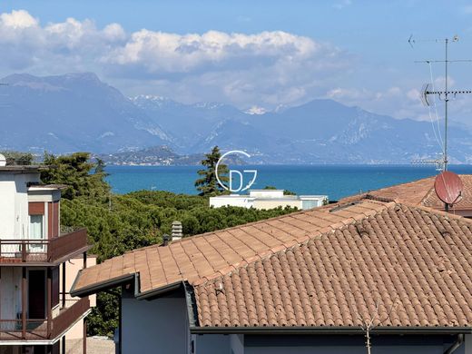 Luxury House for sale in Desenzano Del Garda, 950 000 €, Photo 1