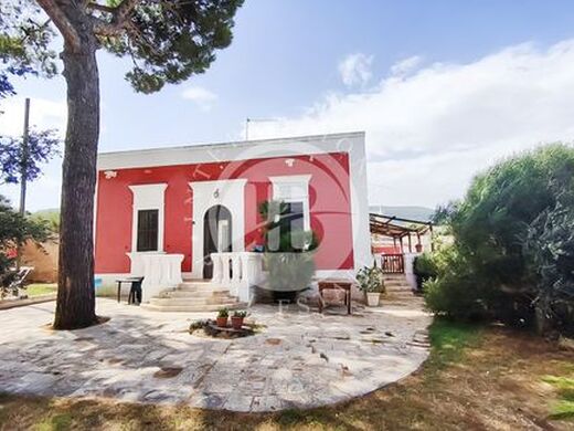 Luxury House for sale in Monopoli, 1 300 000 €, Photo 1