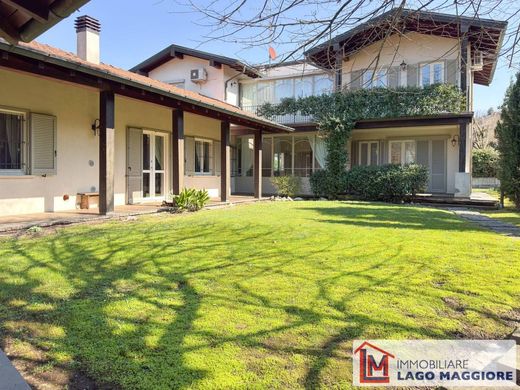 Luxury House for sale in Travedona Monate, 890 000 €, Photo 1
