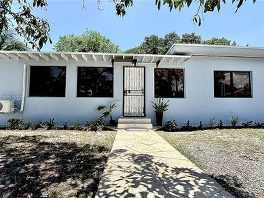 Luxury House for sale in North Miami, 429 709 €, Photo 1