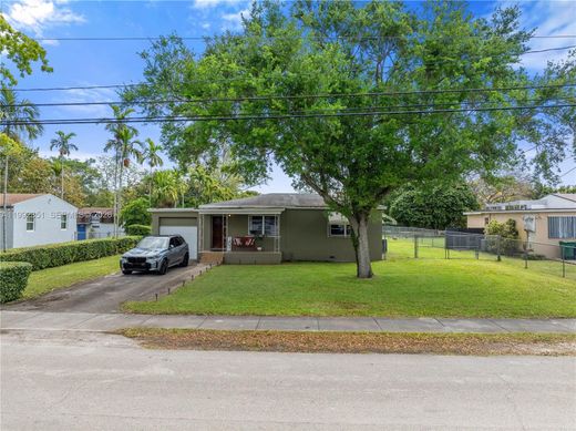 Luxury House for sale in North Miami, 628 632 €, Photo 1