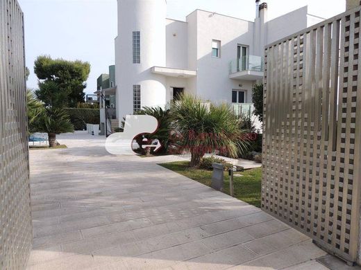 Luxury House for sale in Bari, 749 000 €, Photo 2