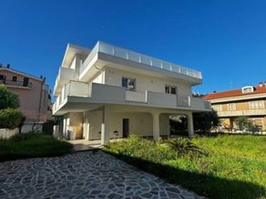 Luxury House for sale in Montesilvano, 730 000 €, Photo 1
