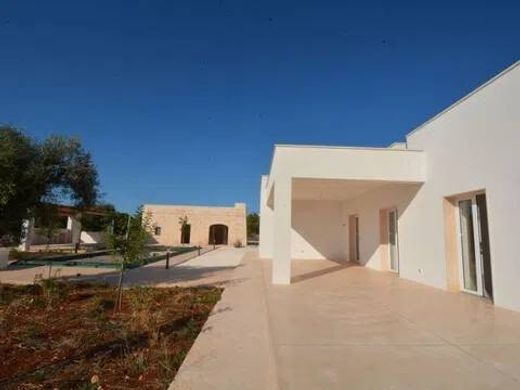 Luxury House for sale in Ostuni, 690 000 €, Photo 1