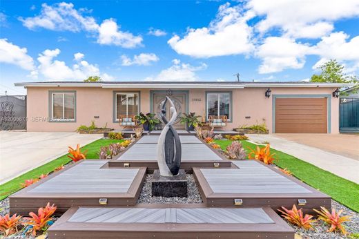 Luxury House for sale in Hialeah, 725 760 €, Photo 1