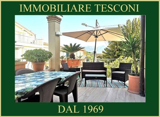 Luxury Apartment for sale in Pietrasanta, 750 000 €, Photo 1