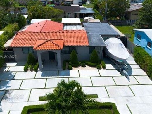 Luxury House for sale in Hialeah, 712 791 €, Photo 1