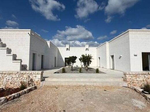 Luxury House for sale in Ostuni, 1 500 000 €, Photo 1