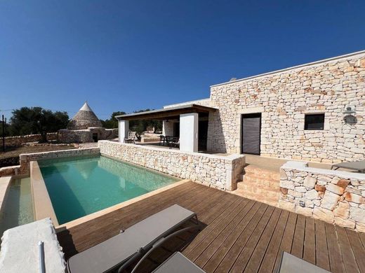 Luxury House for sale in Ostuni, 670 000 €, Photo 1