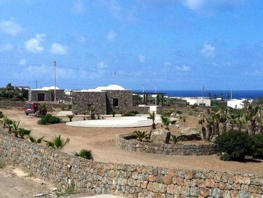 Luxury House for sale in Pantelleria, 1 100 000 €, Photo 1