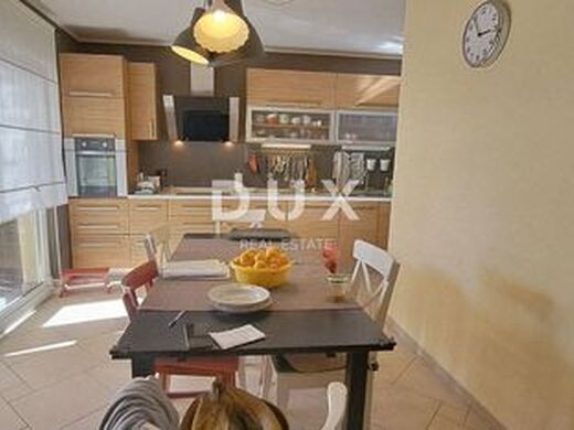 Appartement de luxe à vendre à Crikvenica, 400 000 €, Photo 2