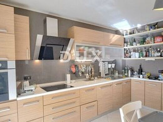 Appartement de luxe à vendre à Crikvenica, 400 000 €, Photo 3