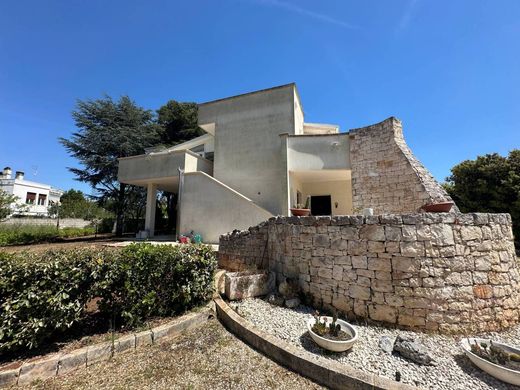 Luxury House for sale in Ostuni, 680 000 €, Photo 1
