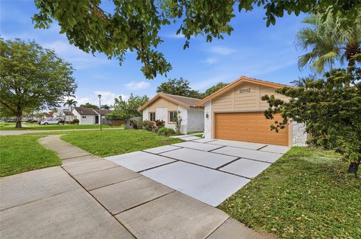 Luxury House for sale in Hialeah, 695 699 €, Photo 1