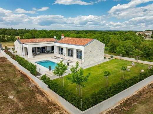 Luxury House for sale in Rovinj, 890 000 €, Photo 1