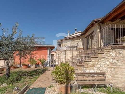 Luxury House for sale in Trevi, 560 000 €, Photo 1