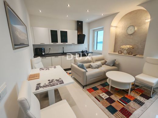 Luxury Apartment for sale in Rovinj, 520 000 €, Photo 1