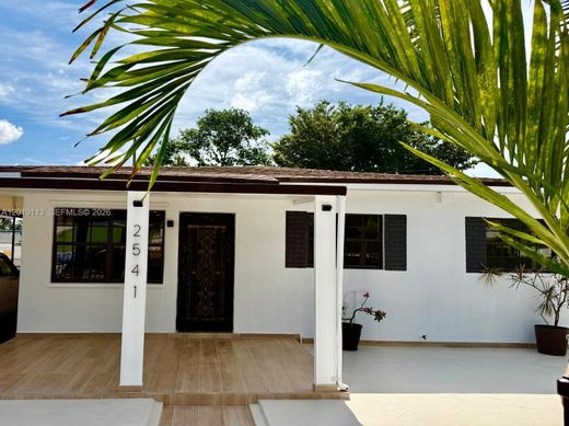 Luxury House for sale in Hialeah, 579 749 €, Photo 1