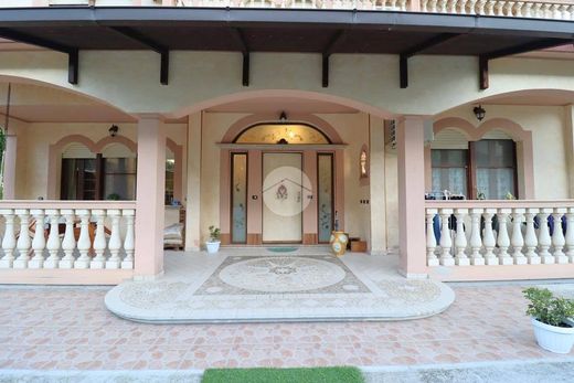 Luxury House for sale in Giulianova, 690 000 €, Photo 1