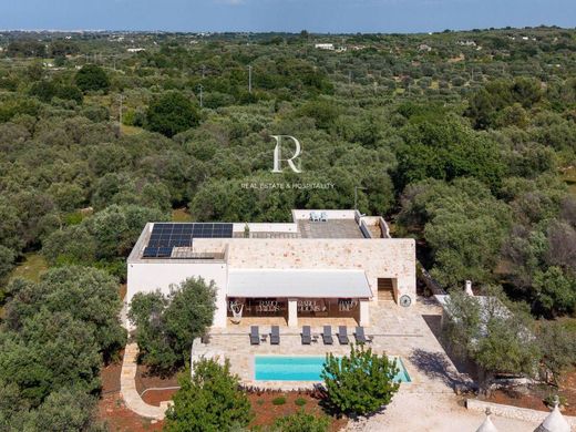 Luxury House for sale in Ostuni, 1 350 000 €, Photo 1