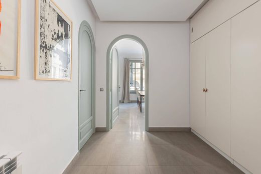 Luxury Apartment for sale in Barcelona, 810 000 €, Photo 2