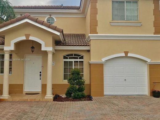 Luxury House for sale in Hialeah, 407 972 €, Photo 1